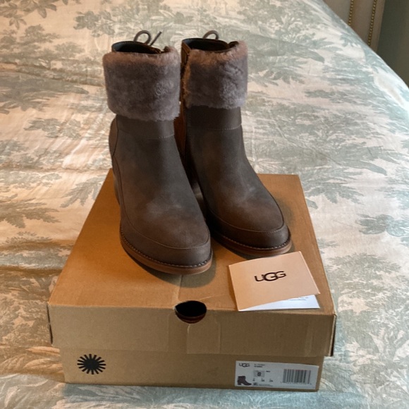 EUC UGG Kirke Shearling-Trimmed Leather & Suede Zip Up Ankle Boots - Picture 2 of 12